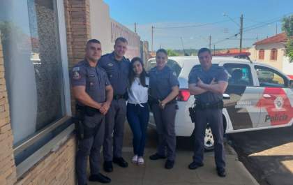 Jovem que sobreviveu a 32 facadas entrega carta de agradecimento a PMs