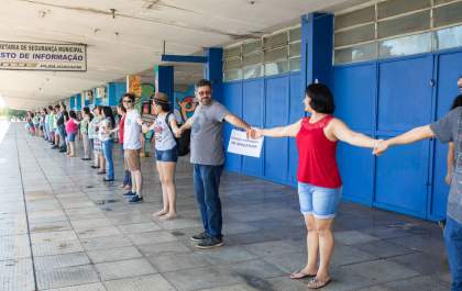 Grupo se reúne para abraço simbólico na antiga estação