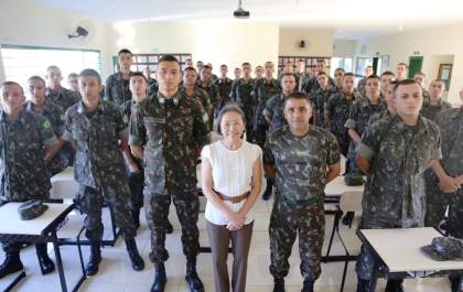 Tamiko acompanha instrução com soldado atleta da Seleção Brasileira