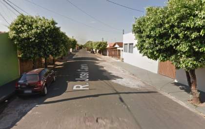 Motorista abandona carro após bater em poste
