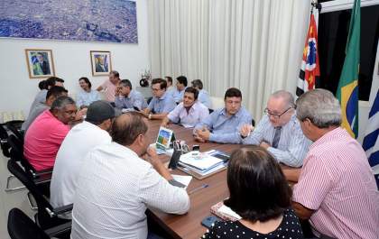 Prefeitura anuncia reajuste de salário e vale-refeição a servidores