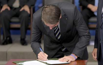 Governo assina MP para facilitar a vida das empresas