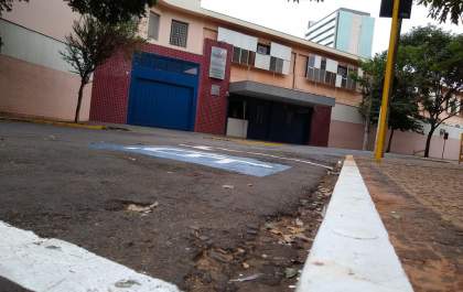 Mãe quer que Prefeitura devolva vaga para deficiente em frente a escola