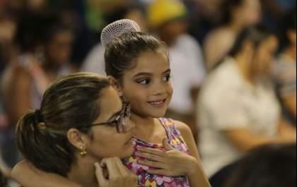 Prefeitura entrega uniformes para Escola Municipal de Dança