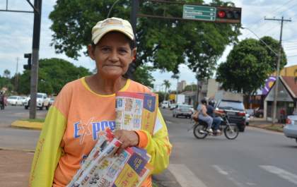 Mães especiais Hojemais: Ela, ganha o sustento da família no sinal