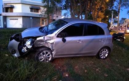 Mulher se fere ao bater carro em poste na Fundadores