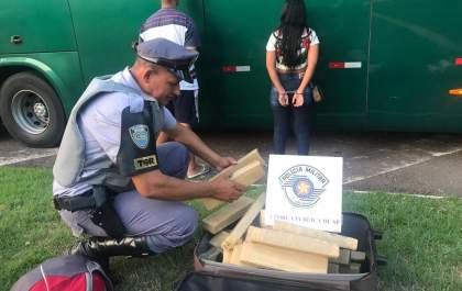 TOR prende 2 e apreende quase 100 tabletes de maconha e munições