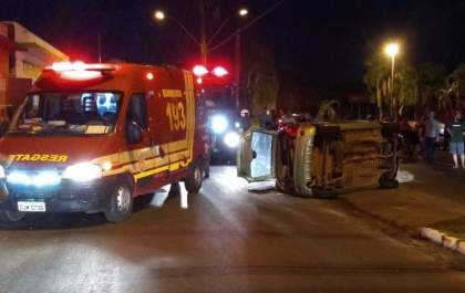 Mulher capota carro ao passar sobre canteiro central de avenida