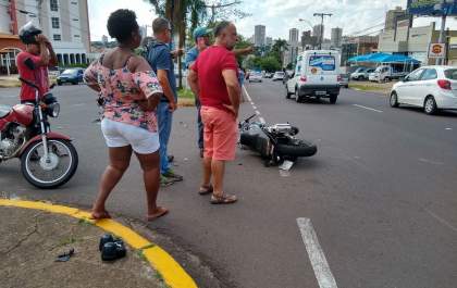 Motociclista fica ferido ao bater moto em carro na avenida Brasília