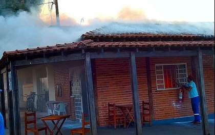 Incêndio em cozinha de restaurante deixa um ferido