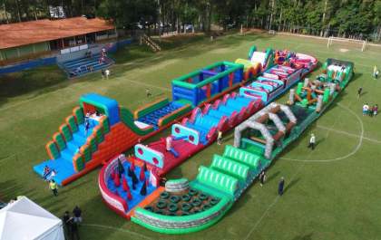 Araçatuba recebe circuito gigante de brinquedos infláveis