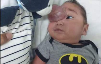 Mãe pede orações para bebê de 6 meses em coma após parada cardíaca
