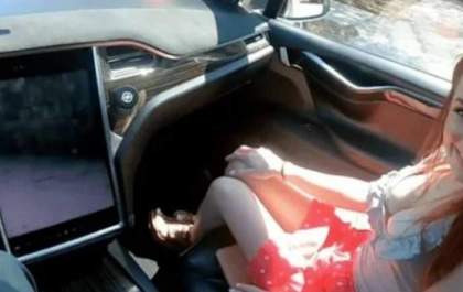 Casal grava cena de sexo em um carro com o piloto automático ligado