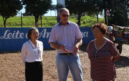 Governo de Andradina faz calçamento em Associação de leite para expandir produção
