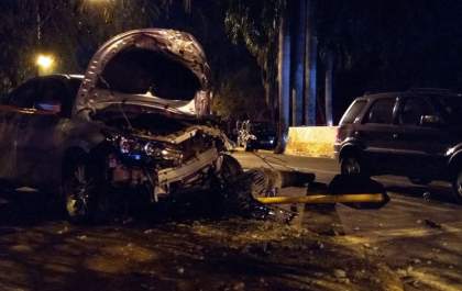 Colisão envolvendo 3 veículos interdita trânsito em avenida
