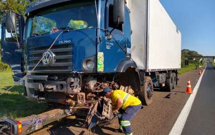 Caminhão atravessa canteiro e cruza pista contrária na Rondon