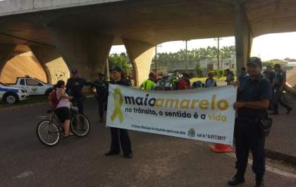 Ciclistas recebem kits de segurança em ação do Maio Amarelo
