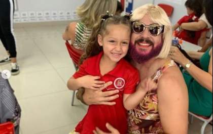 Viúvo, pai se veste de mãe para participar de homenagem na escola da filha