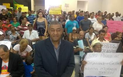 Por saneamento básico, famílias que invadiram terreno fazem passeata em TL