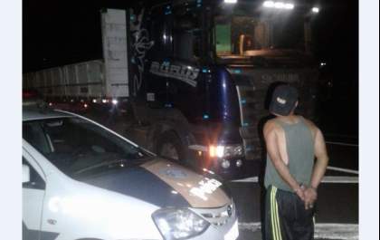 Polícia apreende caminhões e procura por motoristas