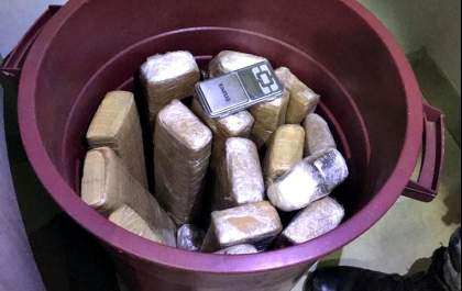 Mulher é presa com 23 Kg de maconha dentro de casa no Nova Americana