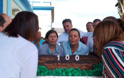 Santa Casa completa 100 anos e distribui bolo