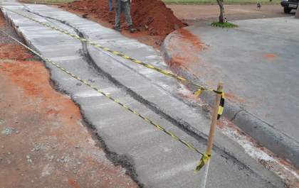 Motociclista danifica sarjetão recém-construído no Concórdia
