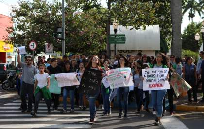 Manifestação contra cortes na Educação reúne dezenas de pessoas em Birigui