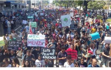 Brasília: ato contra cortes na Educação reúne estudantes, professores e políticos