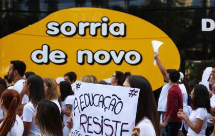 Alunos da Unesp de Araçatuba protestam contra cortes na Educação e de bolsas