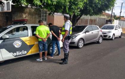 Polícia Rodoviária recupera carro furtado e prende 2 por receptação