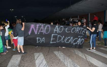 Pela educação: estudantes e professores se reúnem em Araçatuba
