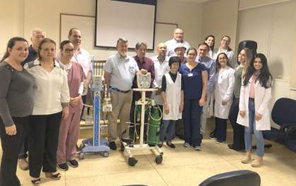 Equipe médica doa equipamentos para UTIs neonatais
