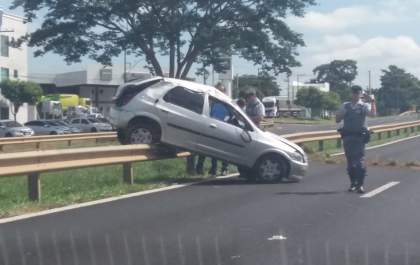Carro vai parar sobre guardrail entre as duas pistas da Rondon
