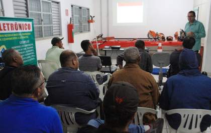 Governo de Andradina forma gratuitamente podadores de árvores
