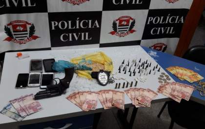 Polícia Civil prende 5 e apreende arma e cocaína em ação conjunta