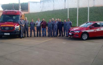 Bombeiros de Birigui recebem viatura de resgate e carro