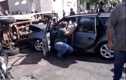 Picape tomba após ser atingida por carro em cruzamento