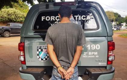 Jovem é preso com R$ 700 e caderno de anotações de usuários de drogas