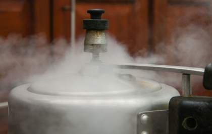 Panela de pressão explode e incendeia cozinha