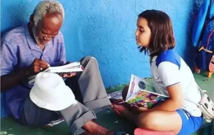Picolezeiro de 68 anos está sendo alfabetizado por uma menina de 9 anos