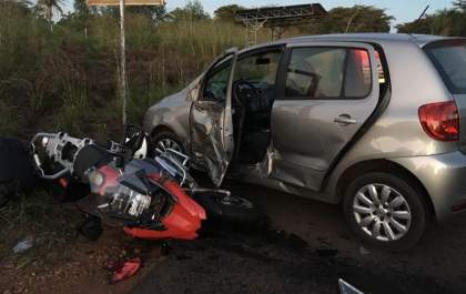 Comerciante morre após bater moto BMW em carro