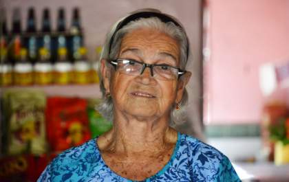 Com 82 anos, ‘Vovó do Gole’ encanta clientes pela simpatia