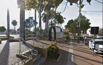 Quatro meninas são detidas por danificar lixeiras em praça
