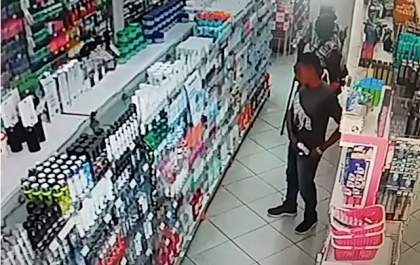 Homem é preso após furtar cosméticos e ferramentas de lojas
