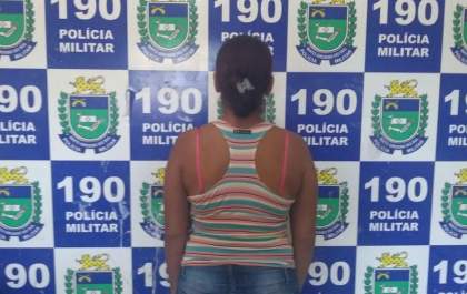 Mulher é presa após denúncia de tráfico de drogas no Jardim Aeroporto