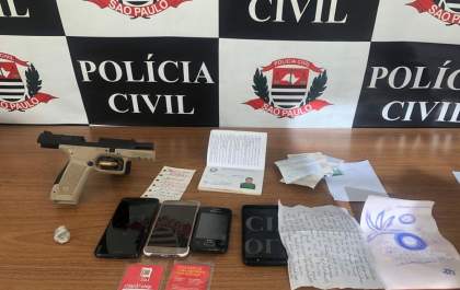 Suposto chefe do tráfico é preso com pistola e ameaça policiais