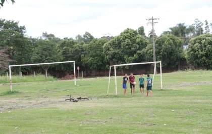 Homem é acusado de mostrar pênis a crianças em campo de futebol