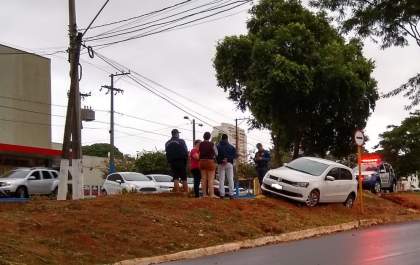 Carro sobe em canteiro central na avenida dos Araçás