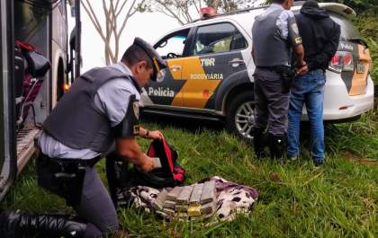 Jovem de 22 anos é preso com 14 tijolos de maconha